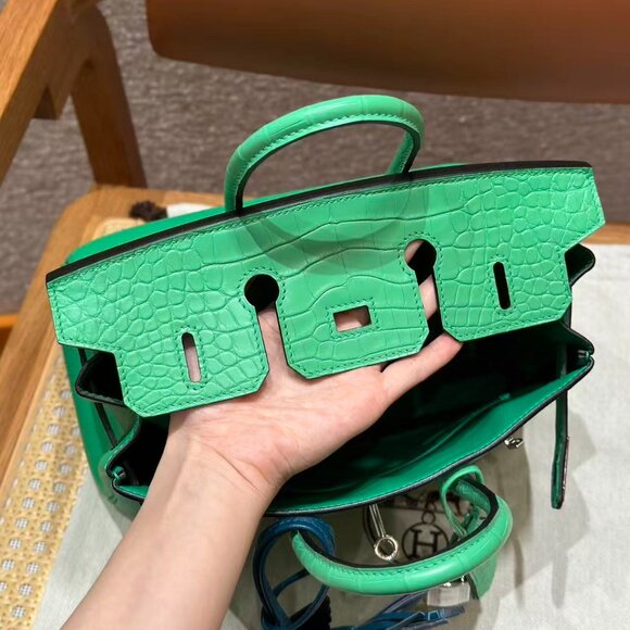 Classic Hermes Bag: A Stylish and Versatile Choice for Elegance - Picture 5 of 6